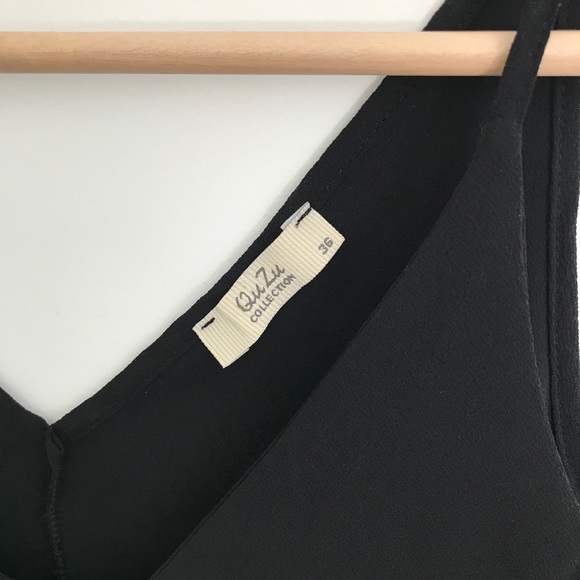 QUZU Black V-Neck Spaghetti Strap Tank Top - Picture 3 of 3